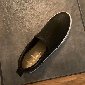 Never worn. Lulus 6.5.